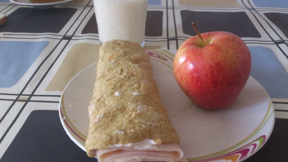 DESAYUNO #1: Crepe de avena con queso fresco batido y pavo/ manzana/ 1 vaso leche desnatada